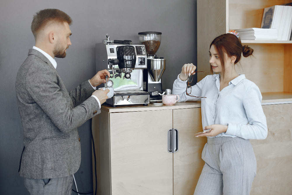 Small talk : 9 sujets de conversation pour briser la glace avec vos collègues