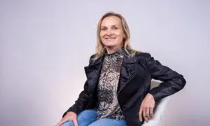 Portrait professionnel d'Élodie Gentina, experte en ressources humaines et management, illustrant les thématiques du recrutement, du leadership et de la transformation RH.